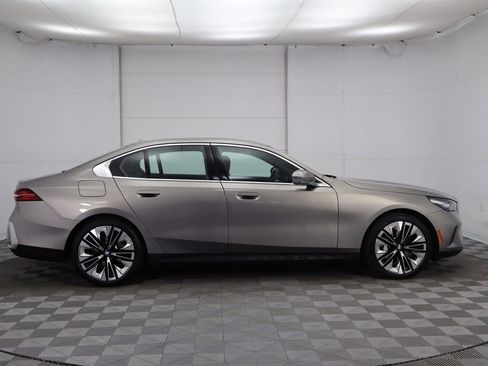 Certified 2025 BMW 530i xDrive w/ Premium Package image 5