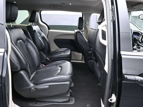 Used 2023 Chrysler Pacifica Touring-L FWD image 37