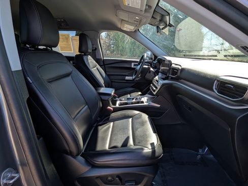 Used 2023 Ford Explorer XLT w/ Equipment Group 202A image 12