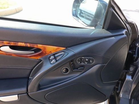 Used 2011 Mercedes-Benz SL 550 image 29