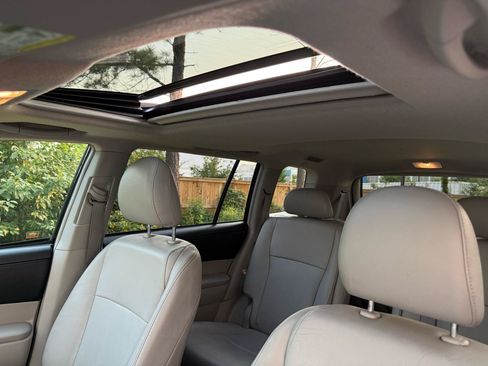Used 2011 Toyota Highlander SE w/ Tow Pkg AWD/4WD image 23