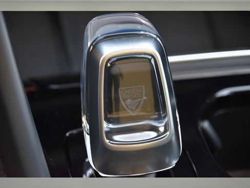 Certified 2025 Volvo XC40 B5 Plus w/ Protection Package Premier image 27