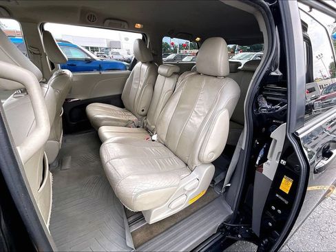 Used 2014 Toyota Sienna XLE FWD image 25