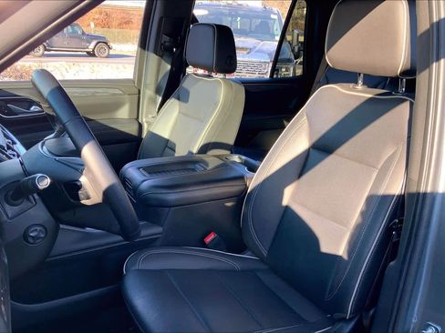 Used 2022 GMC Yukon SLT w/ SLT Premium Package image 8
