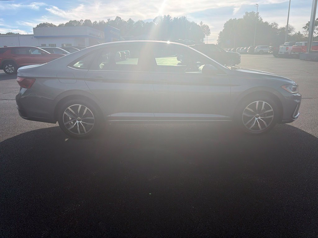 Used 2025 Volkswagen Jetta SE FWD image 11