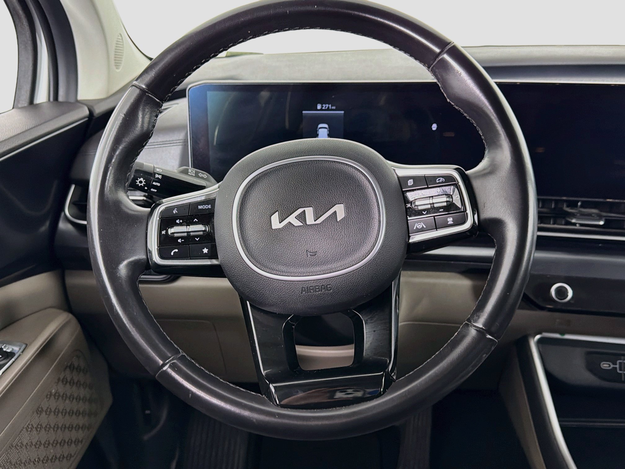 Used 2025 Kia Carnival FWD image 18
