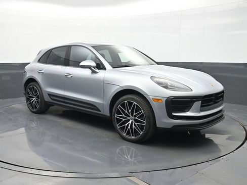 Certified 2025 Porsche Macan AWD/4WD image 23
