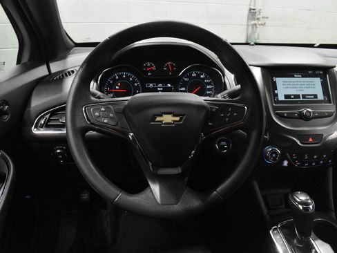 Used 2017 Chevrolet Cruze LT w/ LT Convenience Package FWD image 6