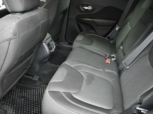 Used 2015 Jeep Cherokee Latitude w/ Cold Weather Group AWD/4WD image 10