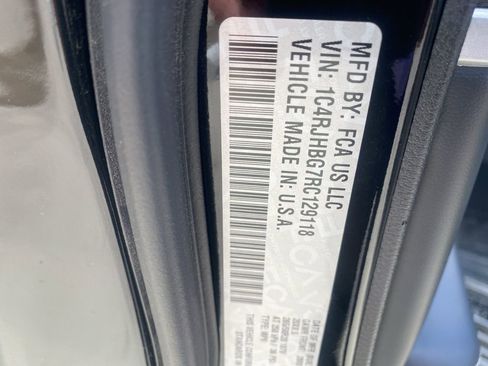 Used 2024 Jeep Grand Cherokee Limited w/ Black Appearance Package image 14