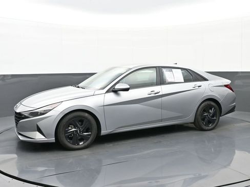 Used 2023 Hyundai Elantra SEL w/ Preferred Accessory Package FWD image 6