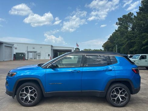 Used 2024 Jeep Compass Limited AWD/4WD image 2