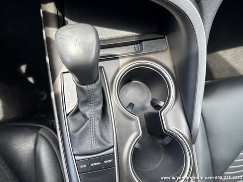 Used 2024 Toyota Camry SE w/ Cold Weather Package FWD image 21
