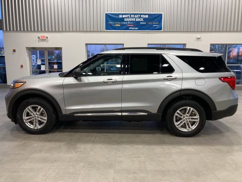 Used 2023 Ford Explorer XLT w/ Equipment Group 202A image 8