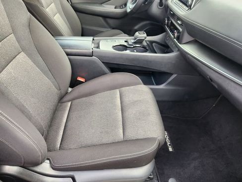 Used 2025 Nissan Rogue SV image 13