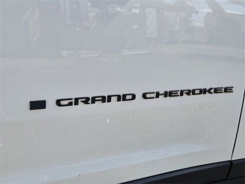 Used 2023 Jeep Grand Cherokee Limited w/ Black Appearance Package image 12