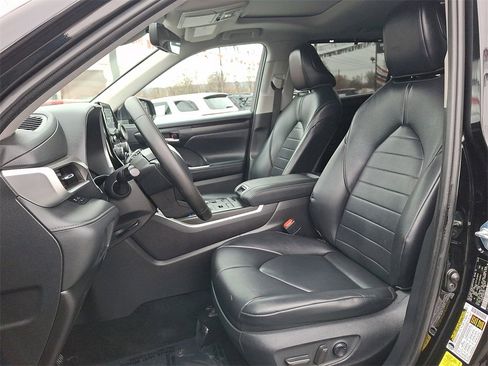 Used 2021 Toyota Highlander XLE image 16