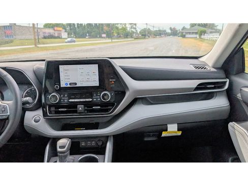 Used 2024 Toyota Highlander XLE image 27