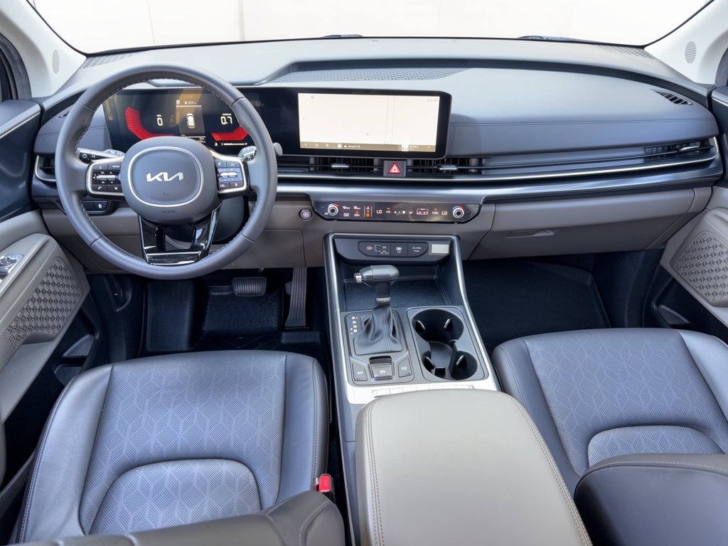 Used 2025 Kia Carnival FWD image 17