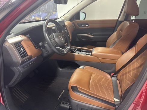 Used 2024 Nissan Pathfinder Platinum image 12