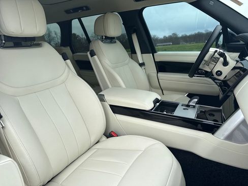 Used 2025 Land Rover Range Rover SE image 16