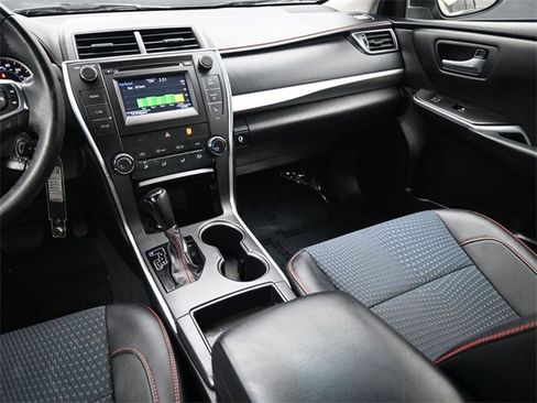 Used 2015 Toyota Camry SE image 11