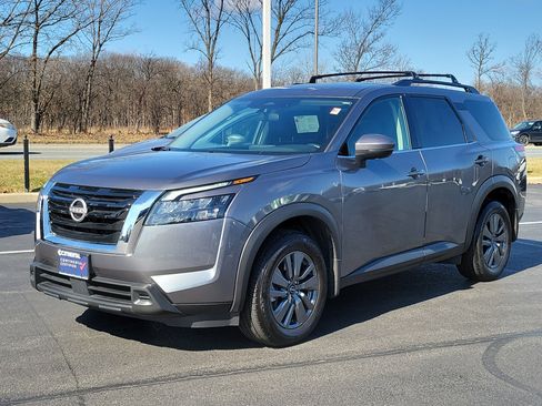Used 2024 Nissan Pathfinder SV image 3