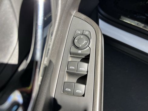 Used 2023 GMC Acadia SLT image 13