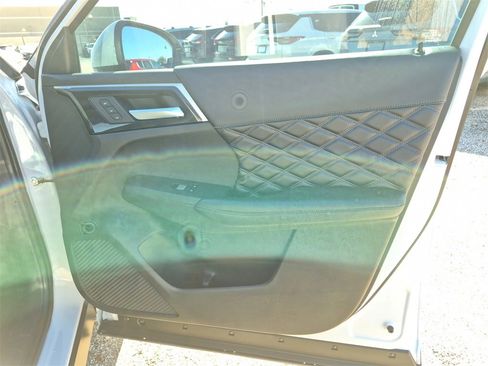 Used 2024 Mitsubishi Outlander 4WD Plug-In Hybrid image 64