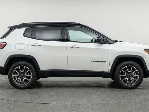 Used 2025 Jeep Compass Trailhawk AWD/4WD image 11
