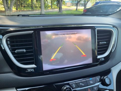 Used 2023 Chrysler Pacifica Touring-L FWD image 18