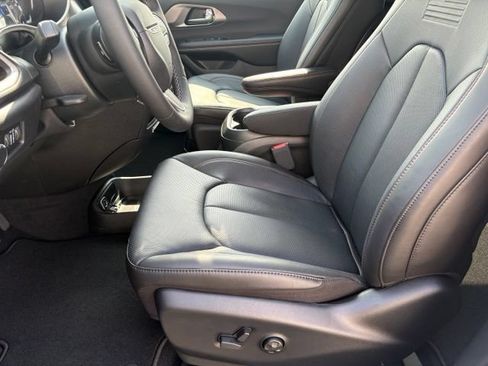 New 2027 Chrysler Pacifica Select FWD image 10