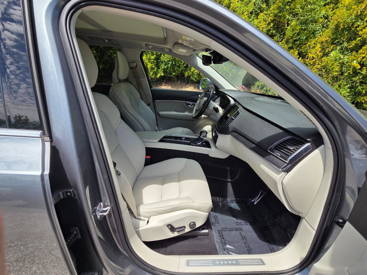 Used 2020 Volvo XC90 T5 Momentum w/ Protection Package Premier AWD/4WD image 15