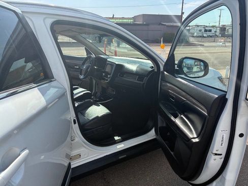 Used 2020 Mitsubishi Outlander LE image 9