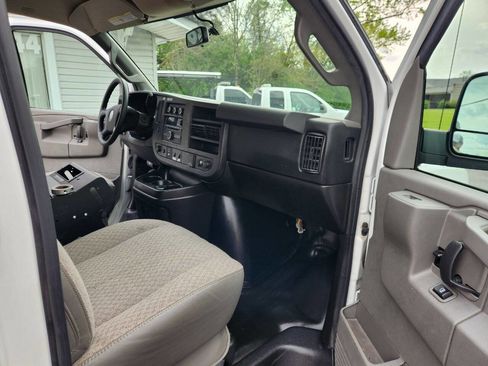 Used 2016 Chevrolet Express 3500 image 30