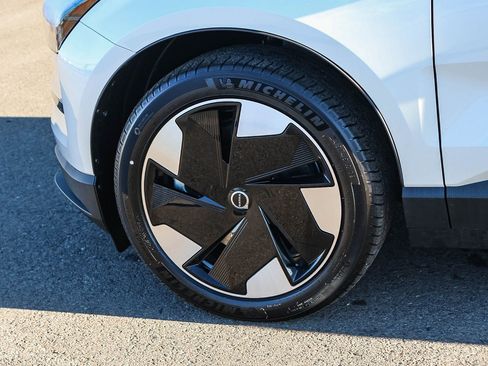 New 2025 Volvo EX30 Plus w/ Protection Package Premier image 9