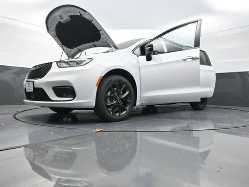 New 2026 Chrysler Pacifica Select w/ S Appearance Package image 28