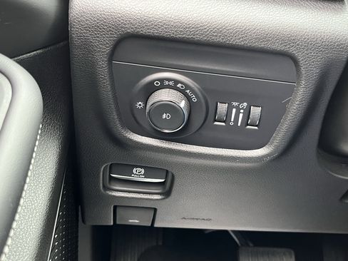 Used 2025 Jeep Grand Cherokee Limited image 37