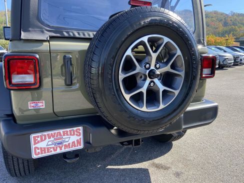 Used 2025 Jeep Wrangler Sport image 31