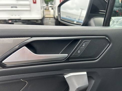 Used 2022 Volkswagen Tiguan SE FWD image 12