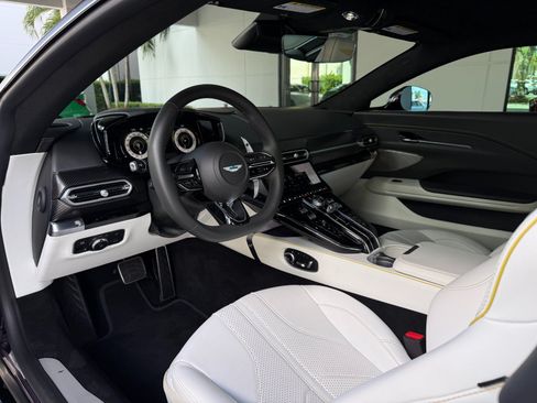 Used 2025 Aston Martin V8 Vantage Coupe RWD image 24