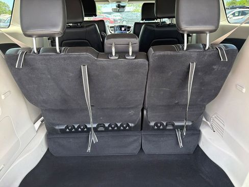 Used 2024 Chrysler Pacifica Limited FWD image 10