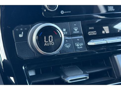 Used 2021 Toyota Highlander XSE FWD image 30