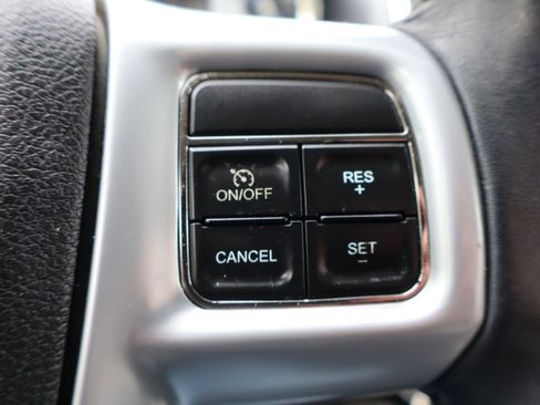 Used 2013 Chrysler Town & Country Touring image 30