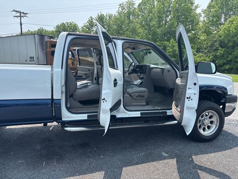 Used 2005 Chevrolet Silverado 2500 LT w/ Heavy-Duty Power Package image 28