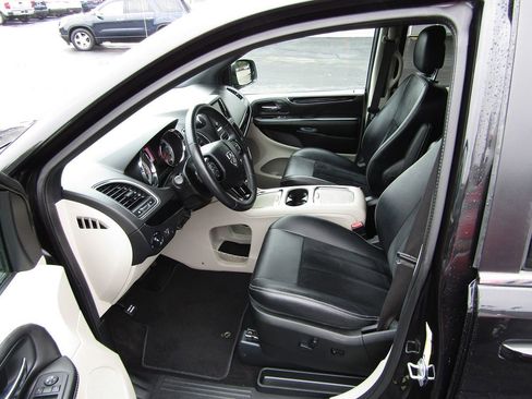 Used 2018 Dodge Grand Caravan SXT w/ Rear Park Assist Package image 4