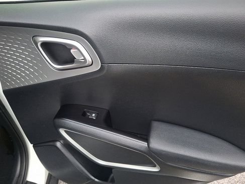 Used 2023 Kia Soul LX image 14