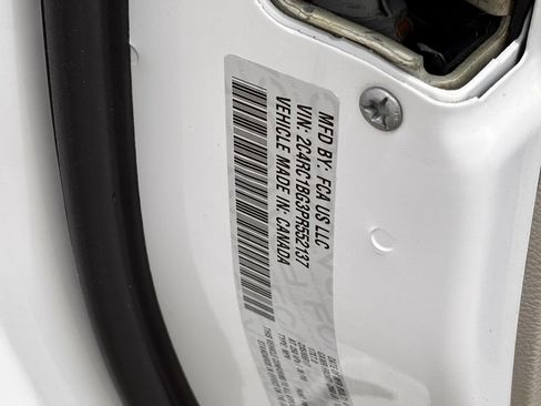 Used 2023 Chrysler Pacifica Touring-L FWD image 30