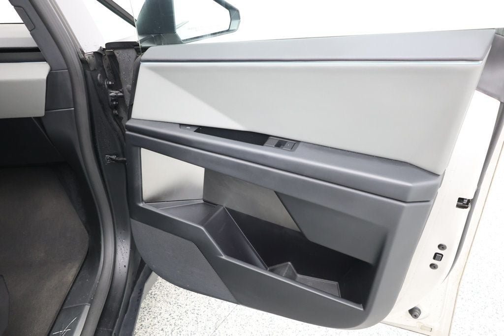 Used 2025 Tesla Cybertruck AWD Crew Cab image 30