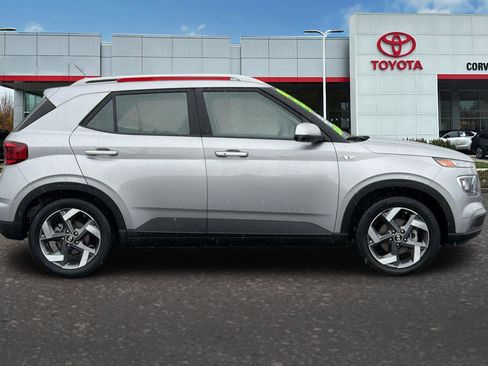 Used 2025 Hyundai Venue SEL image 3
